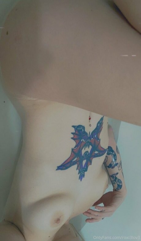 venomroseexotic naked model picture