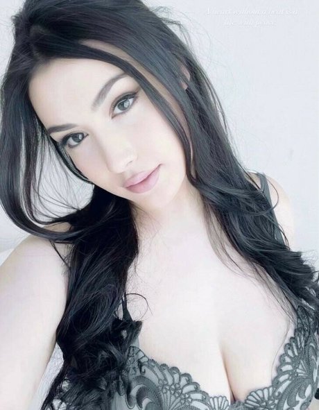 Angelinahope nude model image