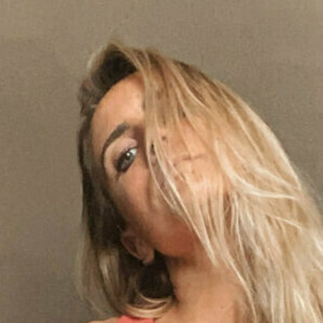 Sarah Hryniewicz hot actress photos