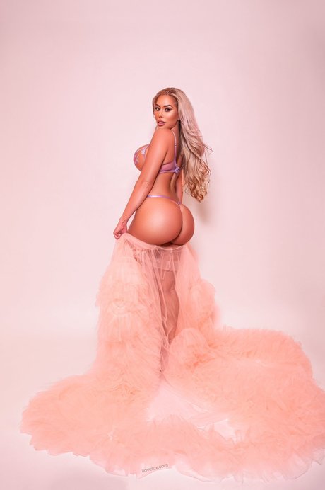 Luxiboo nude model photo