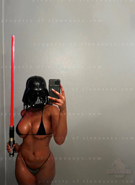 Ziennaxxx naked actress pic