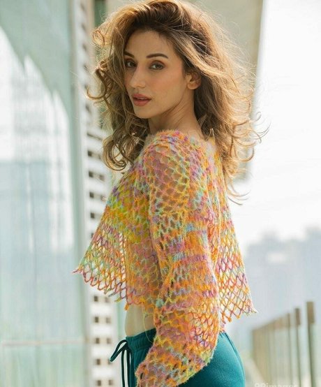 Heli Daruwala nice model photos