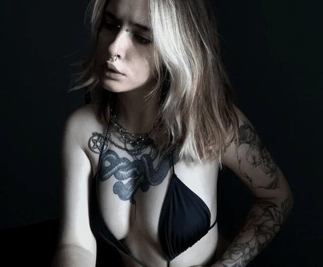 Satana 7 adult model photo