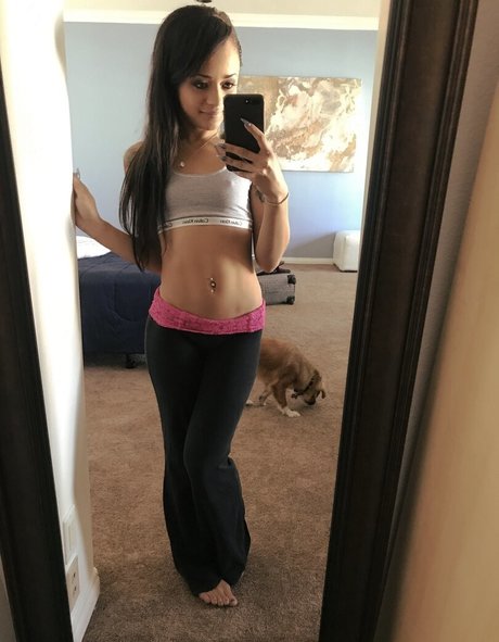 hollyhendrix model perfect pictures