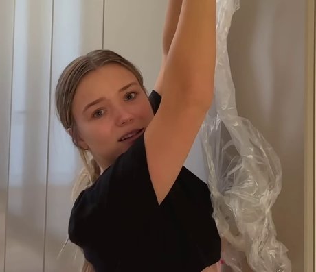 Julia Beautx naked actress image