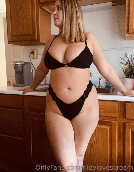 RileyLovesCream naked pornstar img