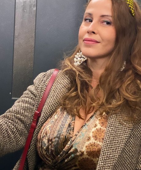 Serena Roberti model art galleries