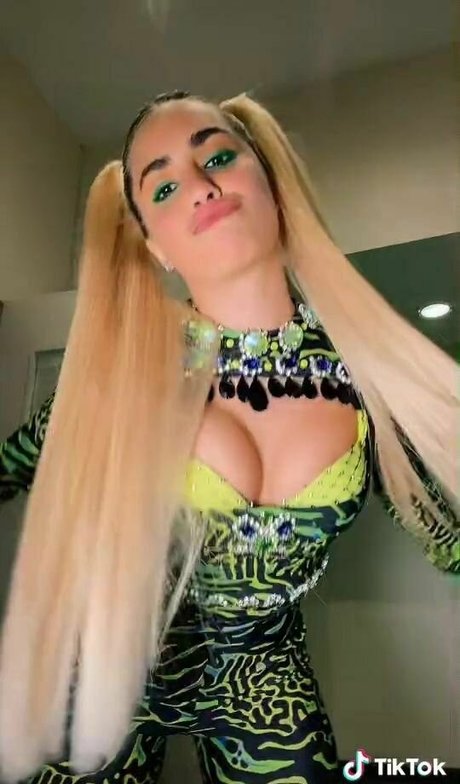 Lali Esposito naked pornstar img