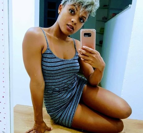 Sayoh Dos Santos model top pictures