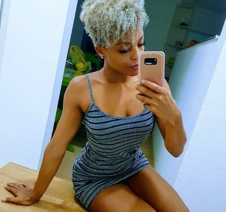 Sayoh Dos Santos nude model pics