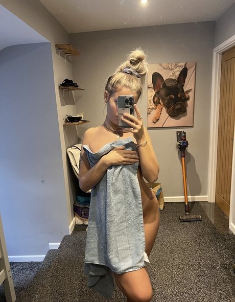 Izzymiddleton model hd image