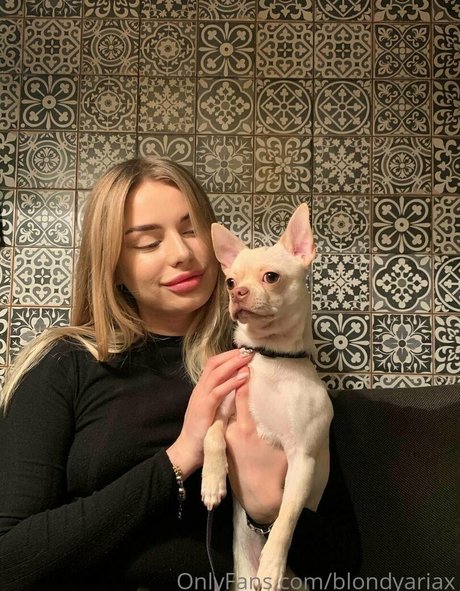 blondyariax pornstar picture