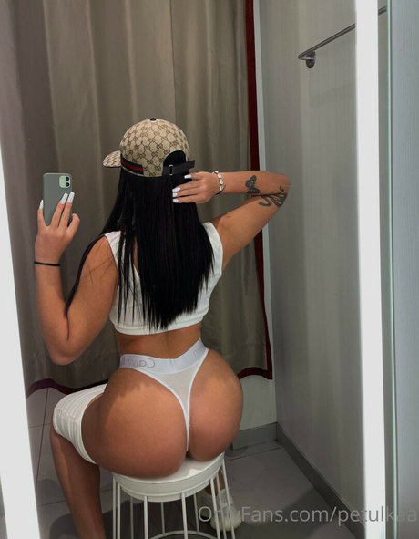 petulkaa naked model img