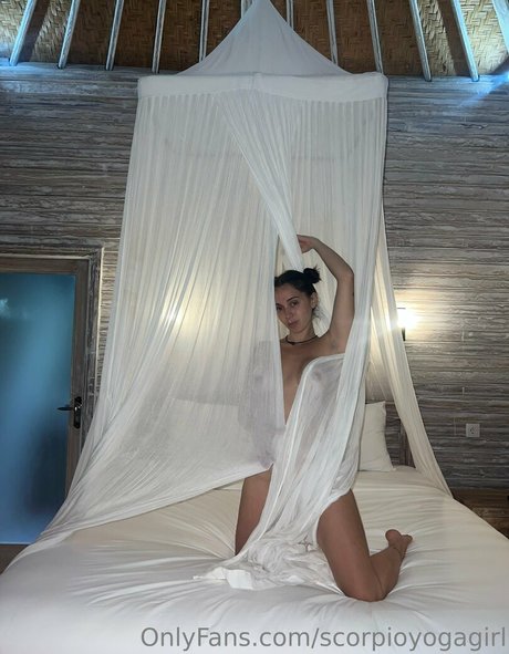 Bendy Lola porn star photos