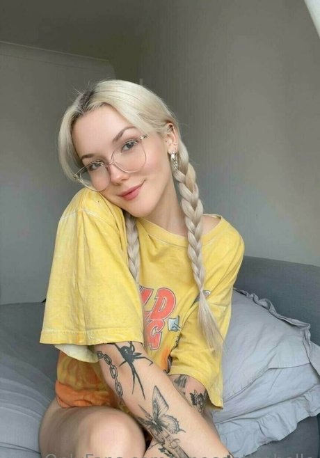 Innocent Isabelle pornstar erotic image