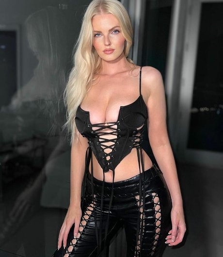 Zienna Sonne erotic star photo
