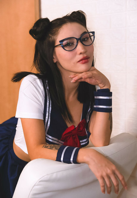 MC Chinesa beautiful model galleries