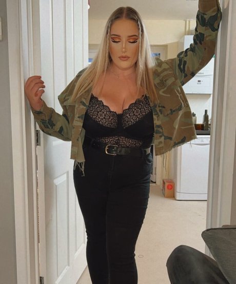 short hair teen onlyfans top pic