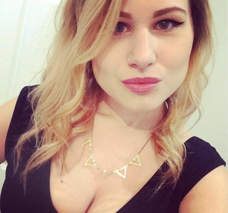 Honey And Sulphur pornstar naked img