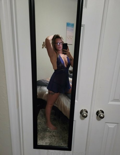 itsyourgirl44 naked model pic