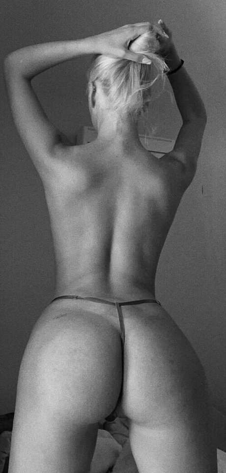 Sorayazoee erotic model picture