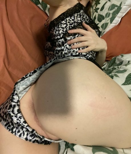 sexyredinbed pretty model photos