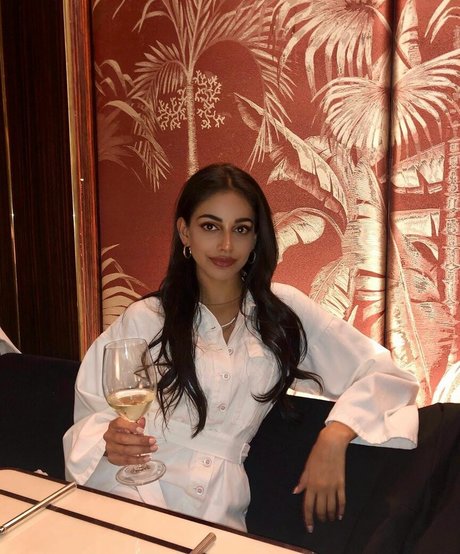 Banita Sandhu sexy model picture