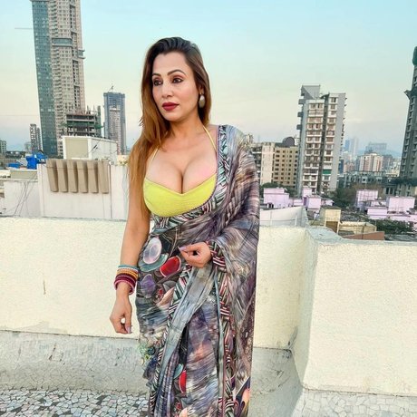 Karrishma Kar star sexy gallery