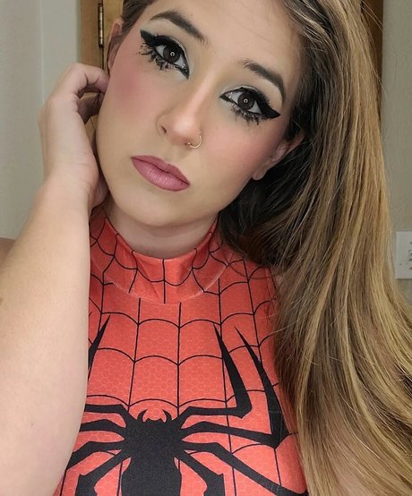 Lizzie All Day star sexy images