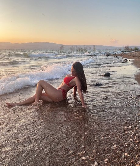 Sara Avni hot actress picture