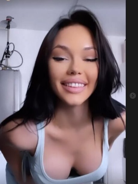 Rosalinda Bogdan nude model pic