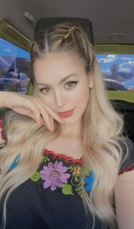 Nadyasonika sexy model pics