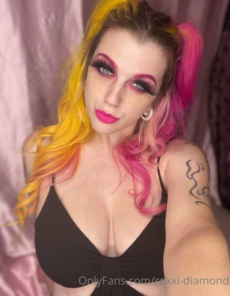 Roxxi Diamond exclusive model pics