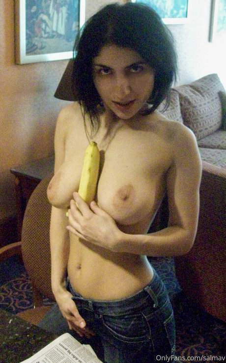 Salma V model erotic photo
