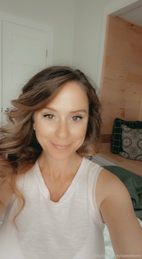 Sweettonii pornstar sex image