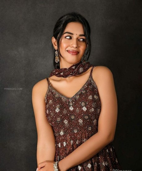 Mirnalini Ravi top star photo