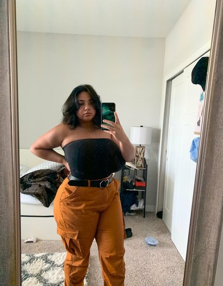 Deanelizyunes star adult photos