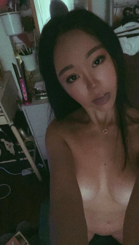 Unicorndrank model pornographic image