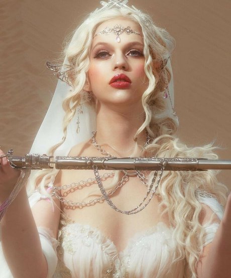 Emma Karla Peet pretty model pics