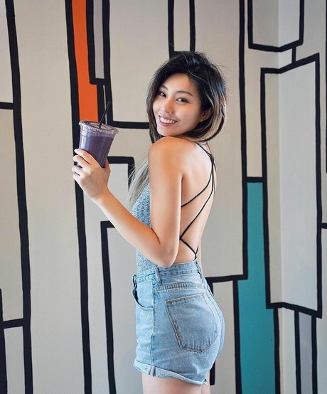Tangtangjulia pornstar naked image