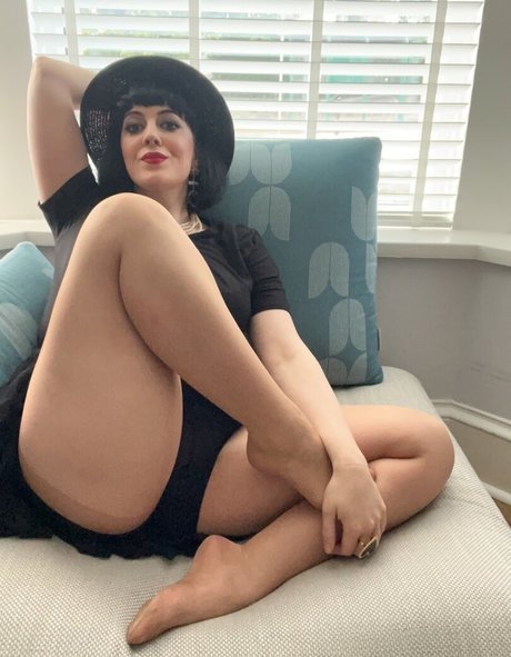 loveitwithlynsey erotic model images