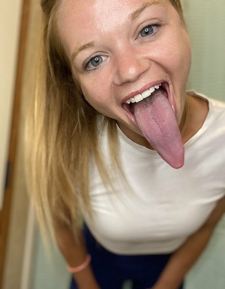 katelynlongtongue beautiful model image
