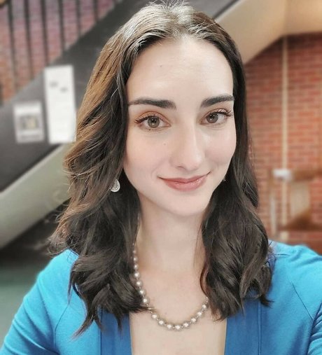 Abigail Shapiro pornstar sexy image