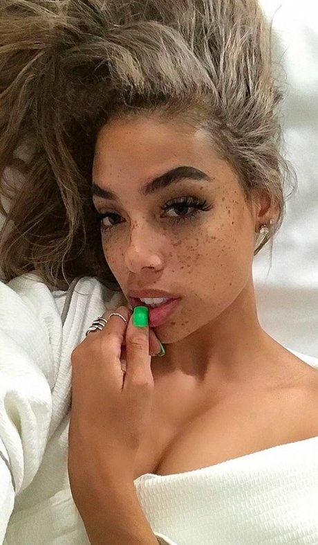 Alysse Joyner porn star gallery
