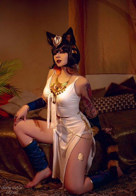 Bizarre Deer model free pictures