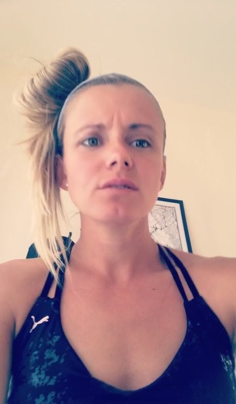 Julia Simic hot star photo