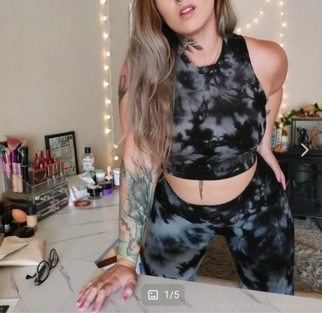 Moremelon can model art gallery