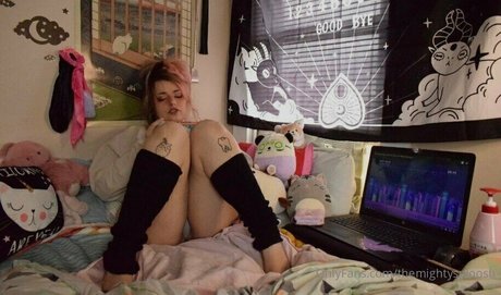 HeyImBabyyy nude model archive
