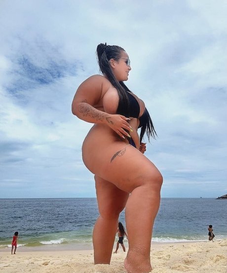 Adriane Esteves erotic model pic