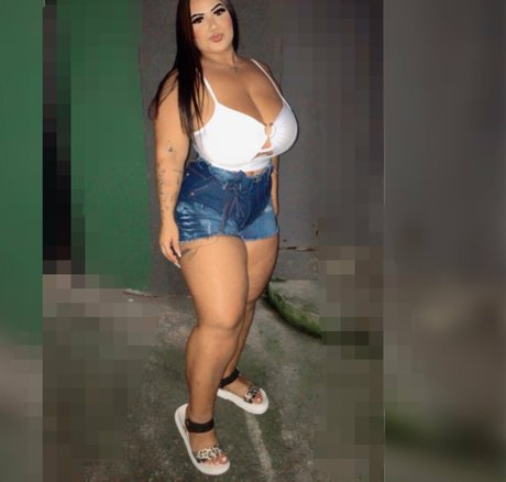 Adriane Esteves star naked pic